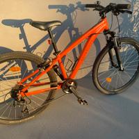 Bicicletta Rockrider ST 500 arancione