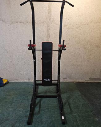 Attrezzo multifunzione con panca e trazioni