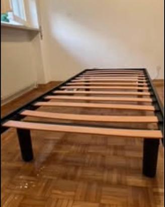 Lettino singolo in legno con materasso