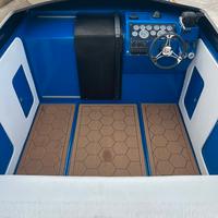 Barca a motore cabinata