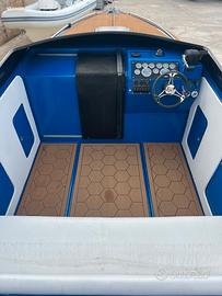 Barca a motore cabinata