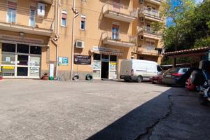 Ampio locale commerciale con spazi esterni