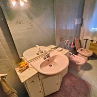 Mobile bagno con ripiano in marmo