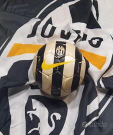 BANDIERA JUVENTUS (136x100)+PALLONE JUVENTUS TUTTO
