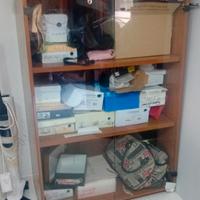 mobile in legno con ante in vetro