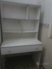 Scrivania con libreria e 2 sedie bianche e grigie