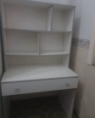 Scrivania con libreria e 2 sedie bianche e grigie