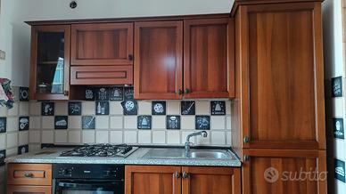 cucina con forno e fornelli 