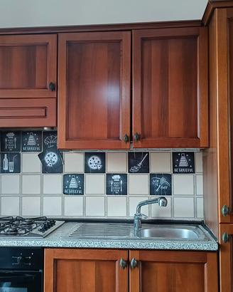 cucina con forno e fornelli 