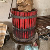 Torchio manuale antico per il vino