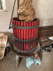 Torchio manuale antico per il vino