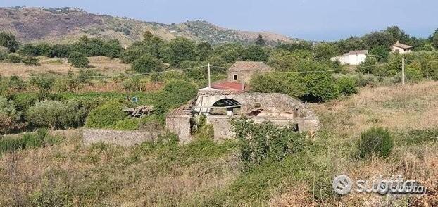 Terreno agricolo con fabbricati a Piedimonte Etneo