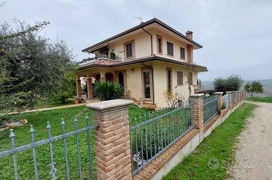 Immobile in asta di 243 m² con 3 locali e box auto