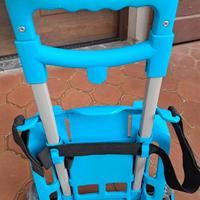 Carrellino porta zaino celeste.