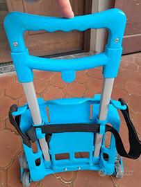 Carrellino porta zaino celeste.