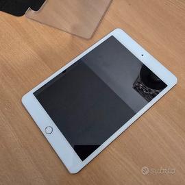iPad mini 4 - 128 GB - Oro con custodia magnetica