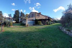 Rustico / Casale di 390 m² con più di 5 locali a P