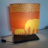 Lampada da comodino arancione/gialla con elefanti