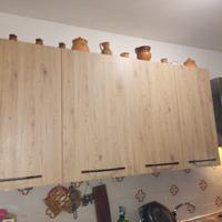 Cucina con elettrodomestici