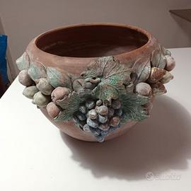 Vaso di terracotta con frutta in rilievo