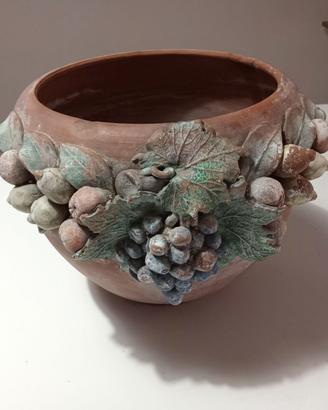 Vaso di terracotta con frutta in rilievo