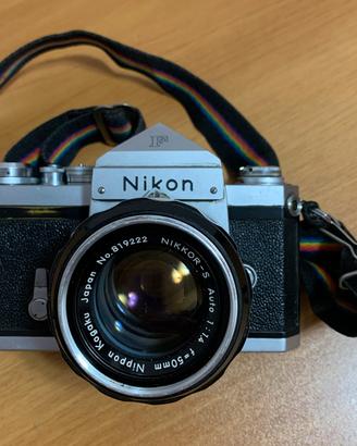 Macchina fotografica Nikon F con obiettivo,anni’80