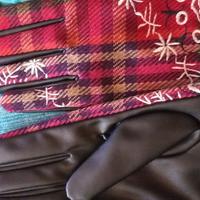 Guanti da donna pelle e tessuto.