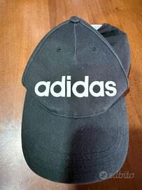 Cappellino Adidas nero con logo bianco