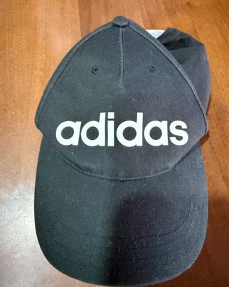 Cappellino Adidas nero con logo bianco