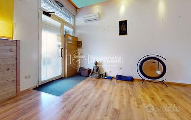 Locale commerciale al piano terra con due vetrine