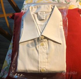 Camicia bianca a maniche lunghe con spalline gradi