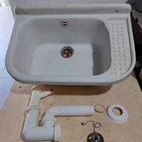 3 attrezzi da giardino ed un pilozzo