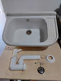 3 attrezzi da giardino ed un pilozzo