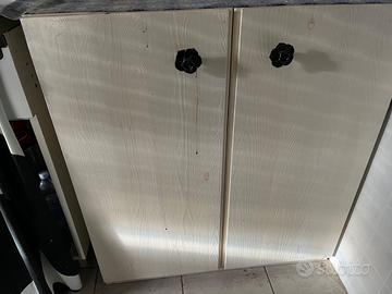 N. 2 mobiletti ed una cappa