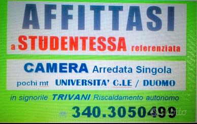 Tra universita' e duomo - camera a studentessa