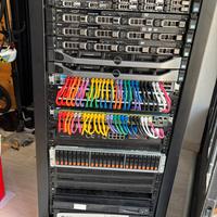 Rack completo di server, switch, UPS, firewall e S