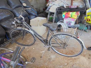 Bicicletta colore nera solo impolverata
