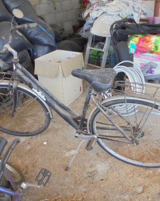 Bicicletta colore nera solo impolverata