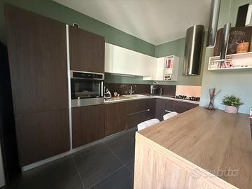 Cucina e parete attrezzata - Divano - Punti luce