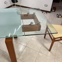 tavolo in vetro con sedie 