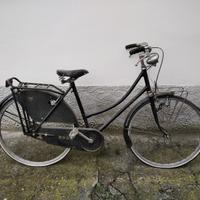 Bici vintage con portapacchi anteriore e posterior