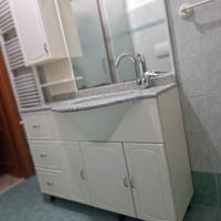 mobile bagno con ripiano in marmo verde