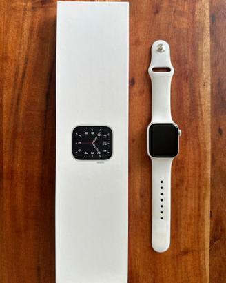 Apple Watch SE 40 mm GPS – Silver Aluminum / White