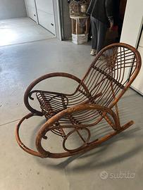 Sedia a dondolo in bambù
