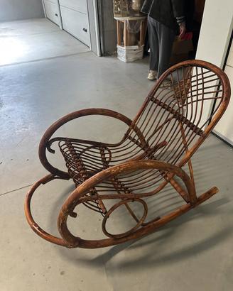 Sedia a dondolo in bambù