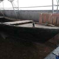 Barca resinata da caccia o pesca