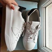 Philippe model temple