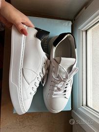 Philippe model temple