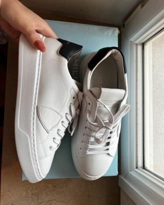 Philippe model temple