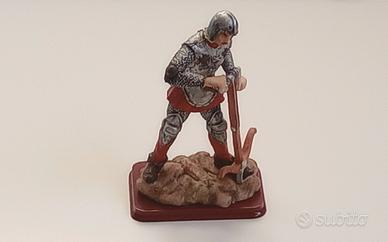 Statuetta guerriero medievale con balestra